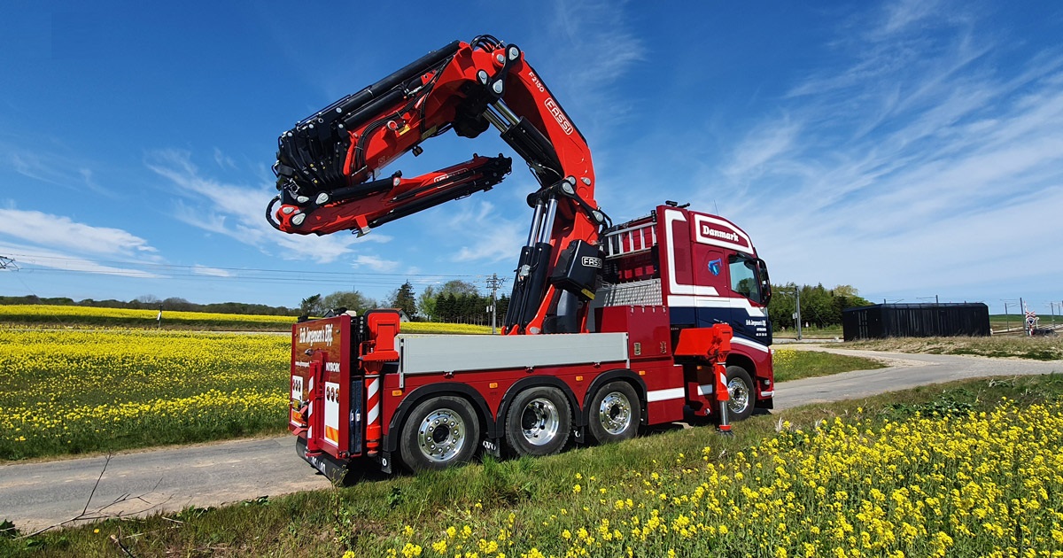 Fassi F2150 su autocarro a quattro assi