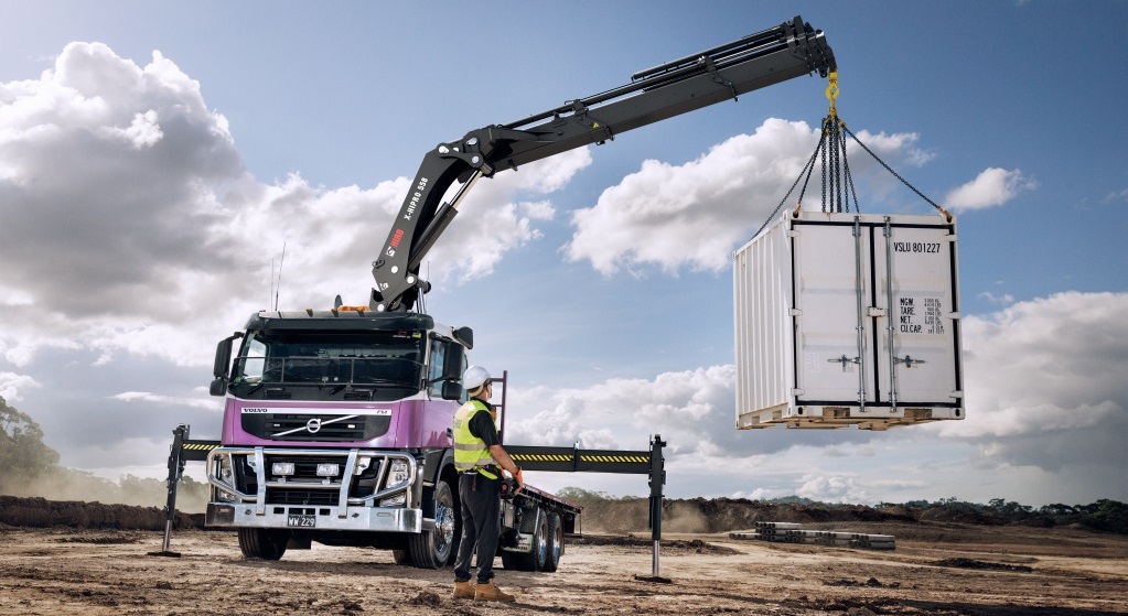 Hiab X-HiPro 558 in azione con un container