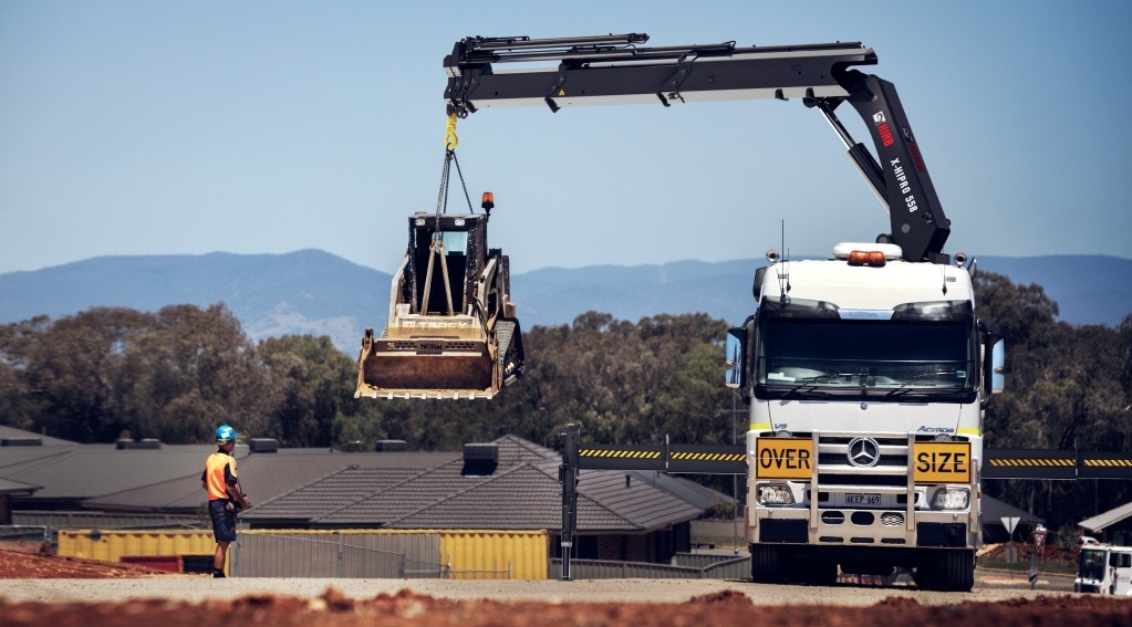 Hiab X-HiPro 558 in sollevamento minipala