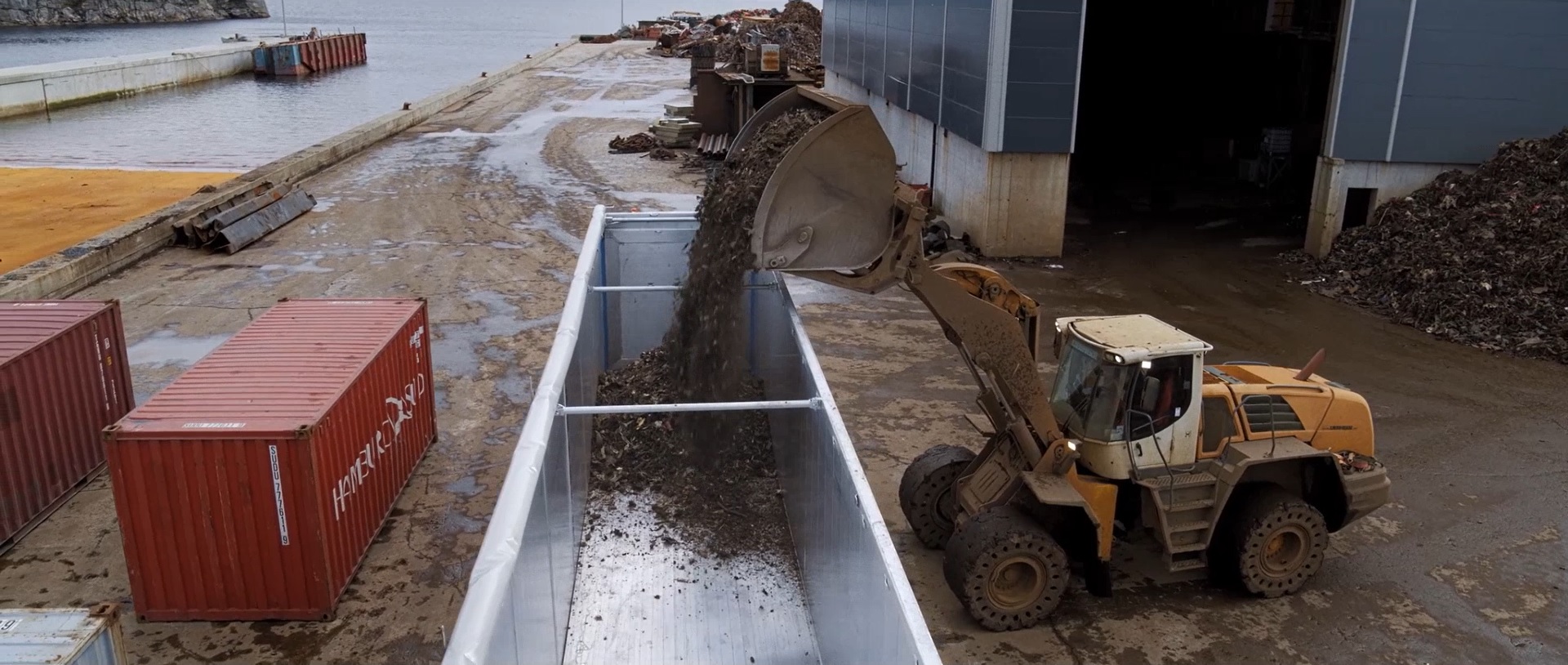 La robusta struttura del Knapen Trailers Exside permette il carico di merci di sfusi metallici