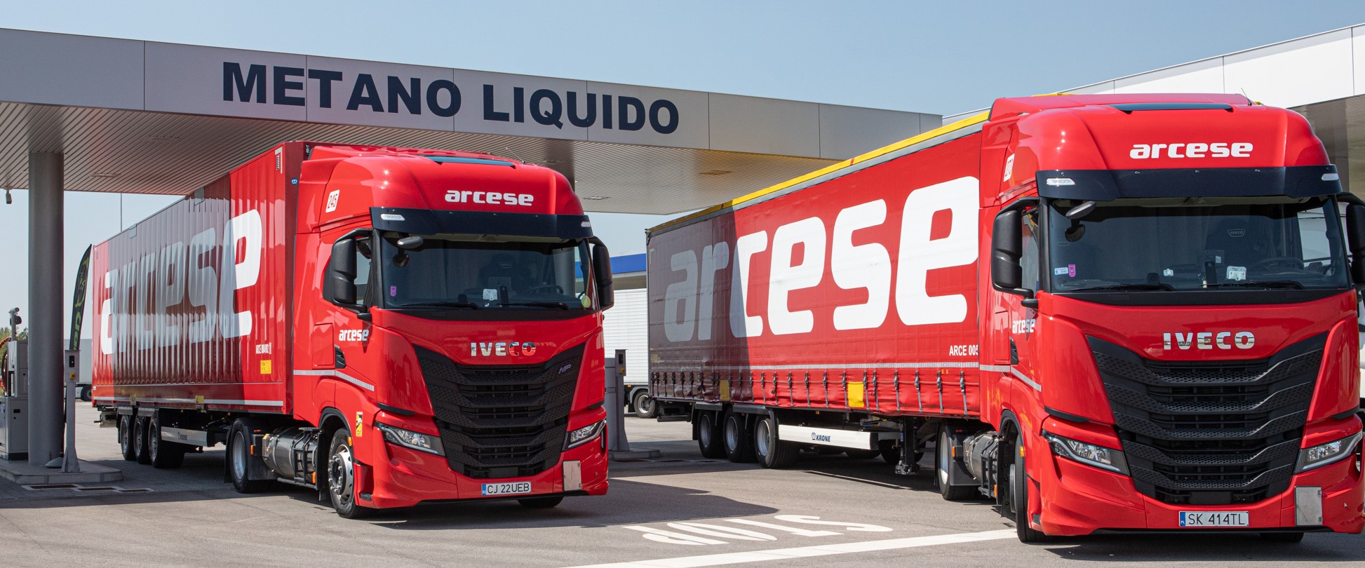 Miniature IVECO Stralis 4x2 Avec Remorque Bachée 3 Essieux Arcese Ech 1 87 P12911