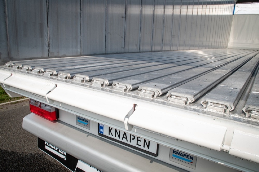 Il piano completamente stagno di Knapen Trailers permette il trasporto di rifiuti umidi anche sui traghetti.
