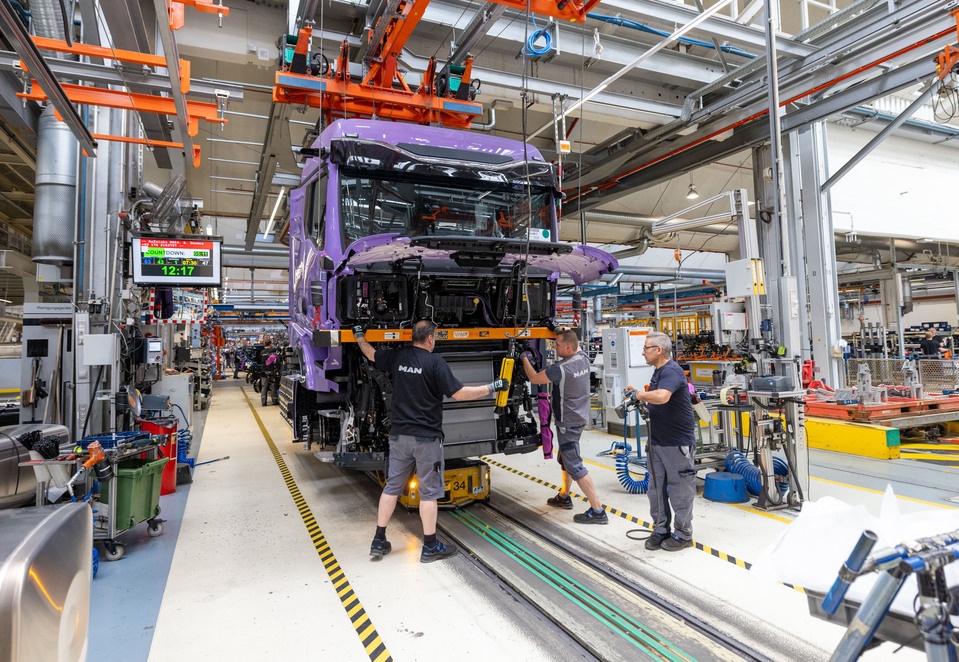 20250616-sop-etruck-6-mountingthecab