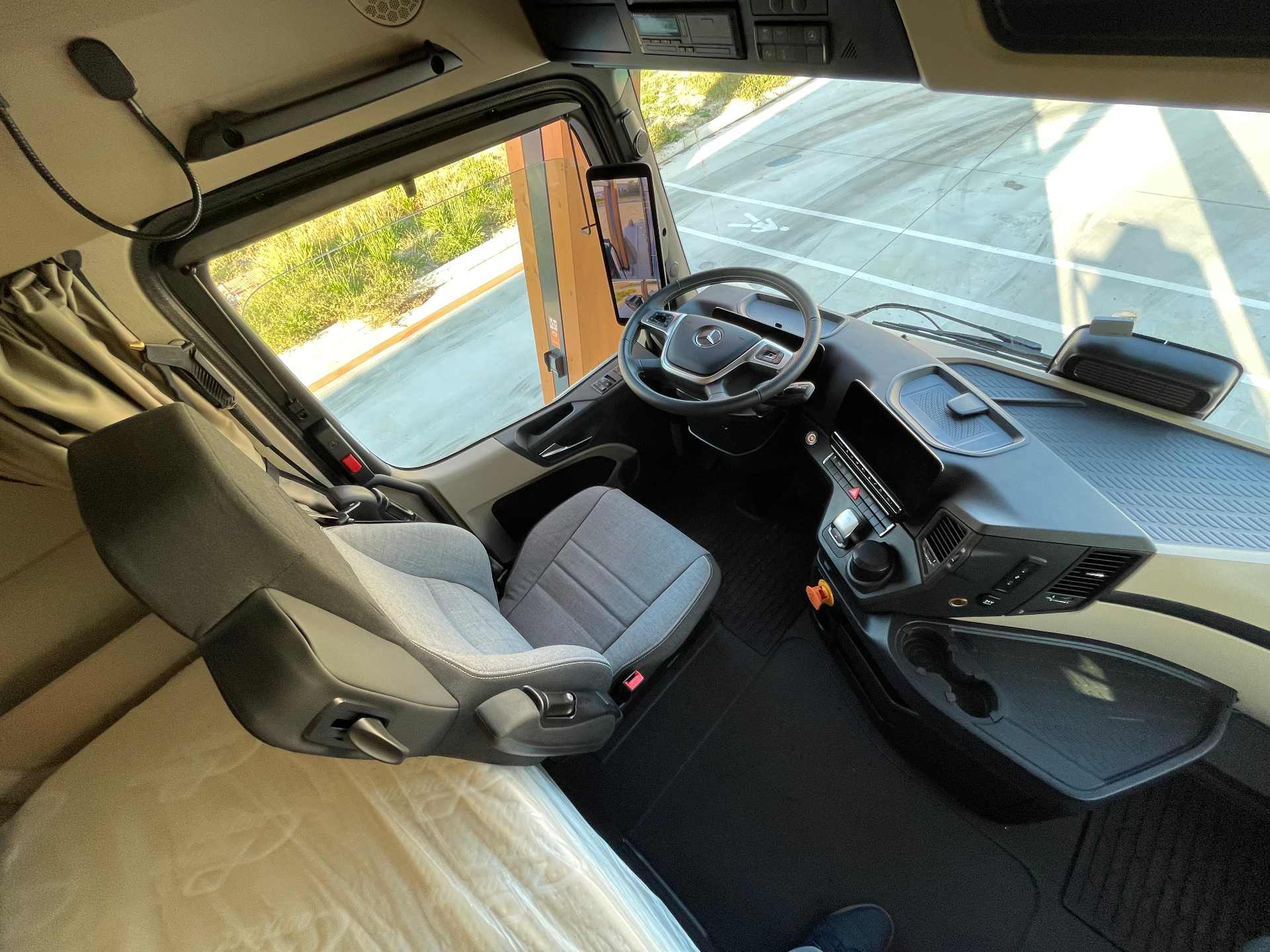 mercedes-eActros-3