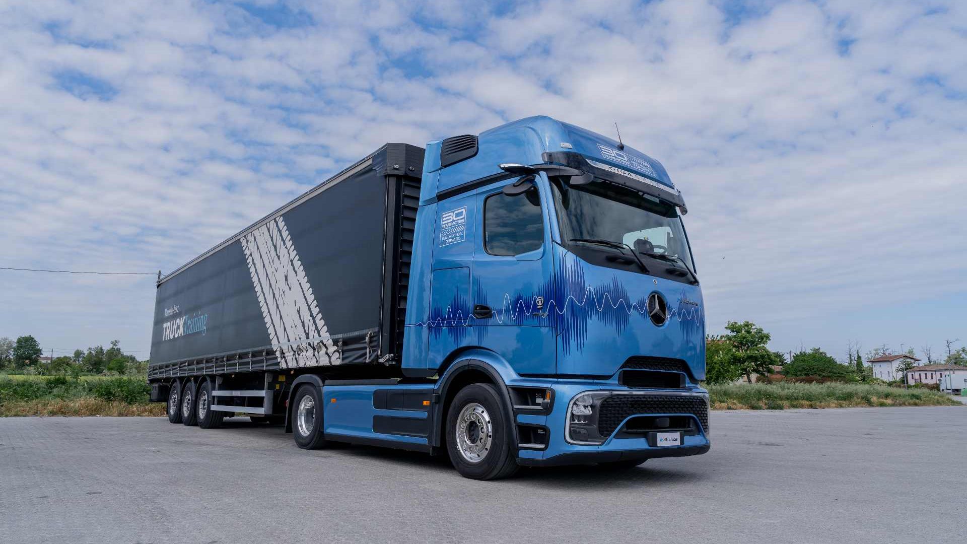 mercedes-eActros-4
